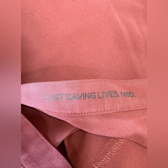 Figs Womens Rafaela Oversized Scrub Top Madarin Collar Mauve Size Large - Picture 4 of 9